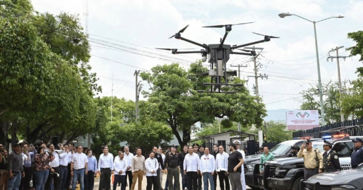 Chiapas renforce la sécurité des frontières avec des drones armés et un chien robotique