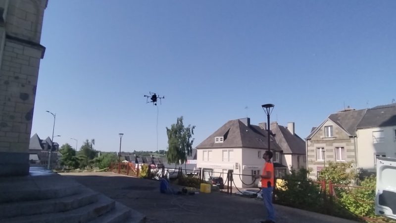 Innovation en France : Un drone pour nettoyer le clocher de l&rsquo;église à Percy