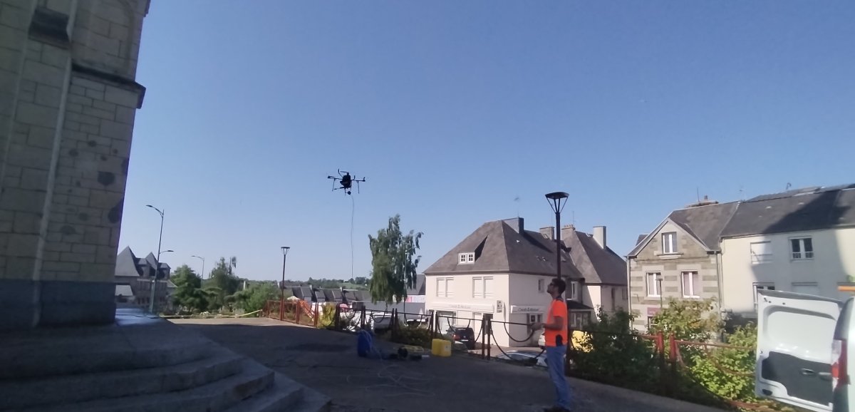 Innovation en France : Un drone pour nettoyer le clocher de l&rsquo;église à Percy