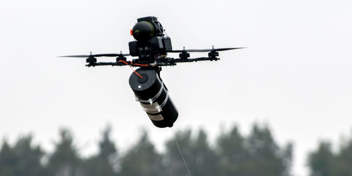 Les drones à fibres optiques, une technologie inpiratable qui tisse un nouveau réseau au-dessus des forêts ukrainiennes