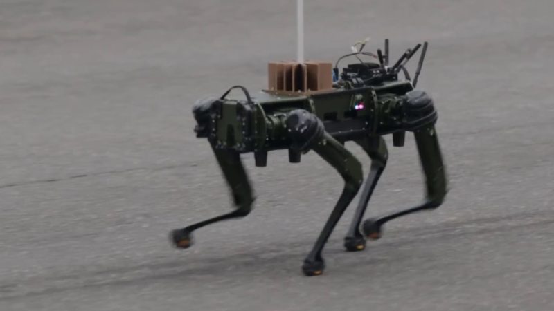 Les drones et les chiens robotiques : l&rsquo;avenir de l&rsquo;armée présenté lors d&rsquo;un défilé militaire