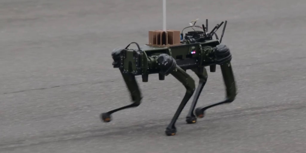 Les drones et les chiens robotiques : l&rsquo;avenir de l&rsquo;armée présenté lors d&rsquo;un défilé militaire