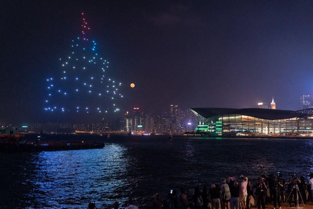 Nouveau record mondial : un spectacle de drones illumine le ciel nocturne