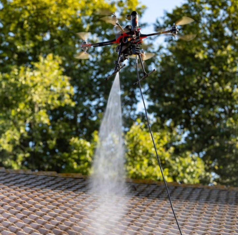 Révolution dans le nettoyage urbain : les drones à la conquête des façades à Cannes