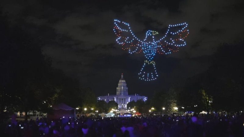 Spectacle aérien à Denver : 300 drones illuminent le ciel pour l&rsquo;Indy Eve