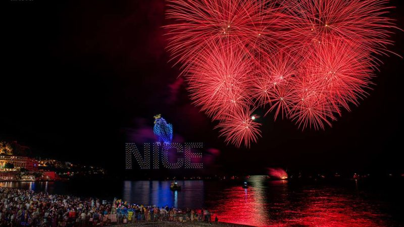 Spectacle aérien grandiose à Nice : un record avec 2025 drones illuminant le ciel
