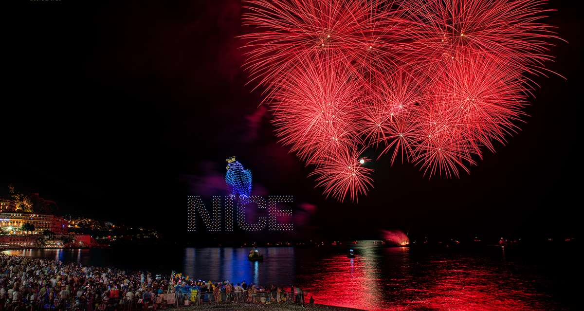 Spectacle aérien grandiose à Nice : un record avec 2025 drones illuminant le ciel