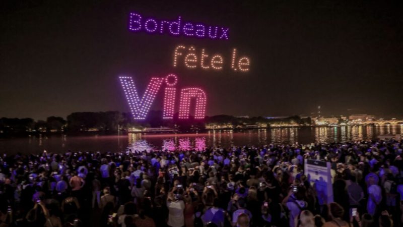 Spectacle innovant de drones à Bordeaux pour la Fête du Vin 2025