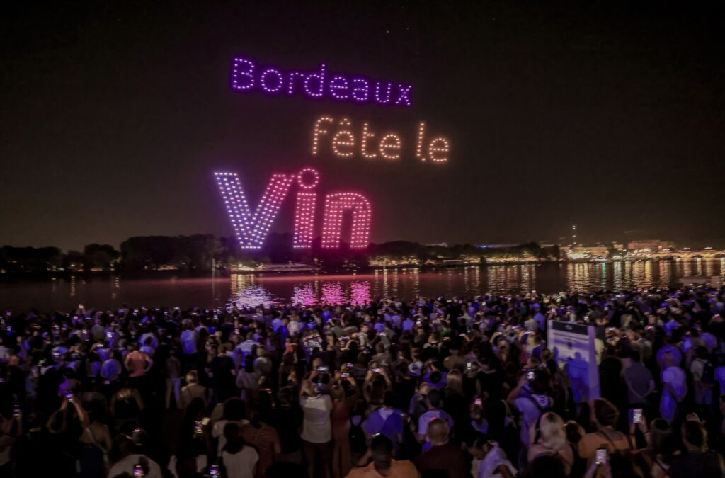 Spectacle innovant de drones à Bordeaux pour la Fête du Vin 2025