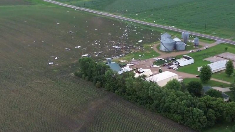 Vue aérienne par drone de la trajectoire destructrice d&rsquo;une tornade aux États-Unis