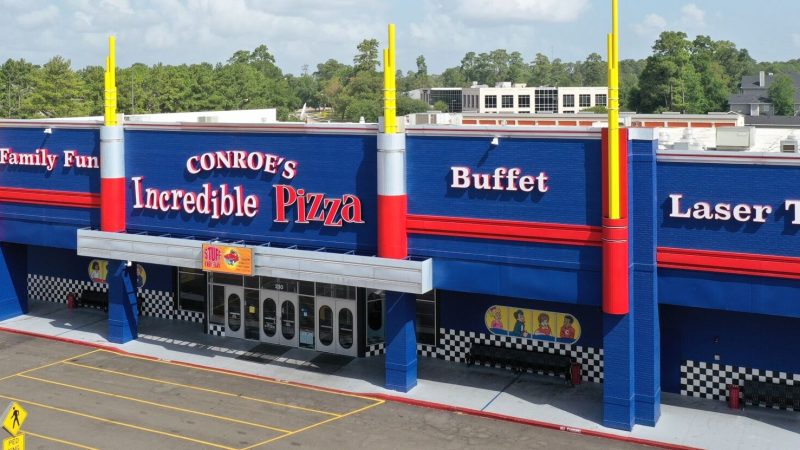 Célébration des 20 Ans d&rsquo;Incredible Pizza à Conroe avec un Spectacle de Drones Lumineux