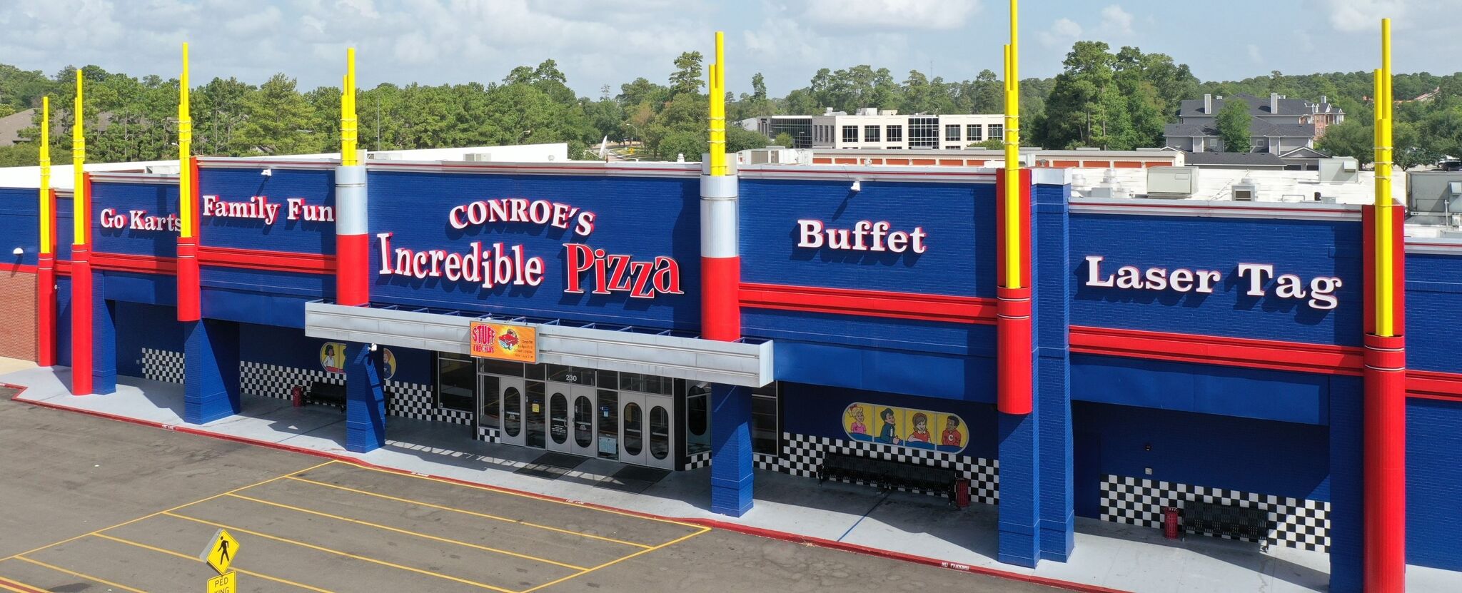 Célébration des 20 Ans d&rsquo;Incredible Pizza à Conroe avec un Spectacle de Drones Lumineux