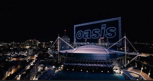 Des drones illuminent le ciel pour le début de la tournée d&rsquo;Oasis au Royaume-Uni