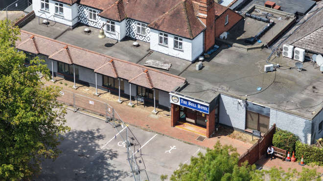 Émeute violente de demandeurs d&rsquo;asile à l&rsquo;hôtel Bell révélée par des images de drone