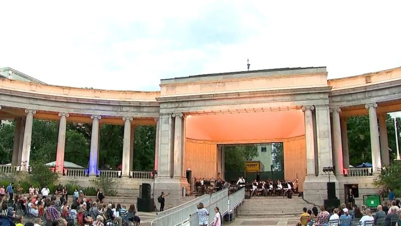 États-Unis: Une soirée illuminée par des spectacles de drones à Denver