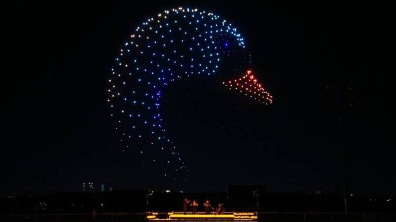 #France Le spectacle féerique de drones illumine le ciel de Paris