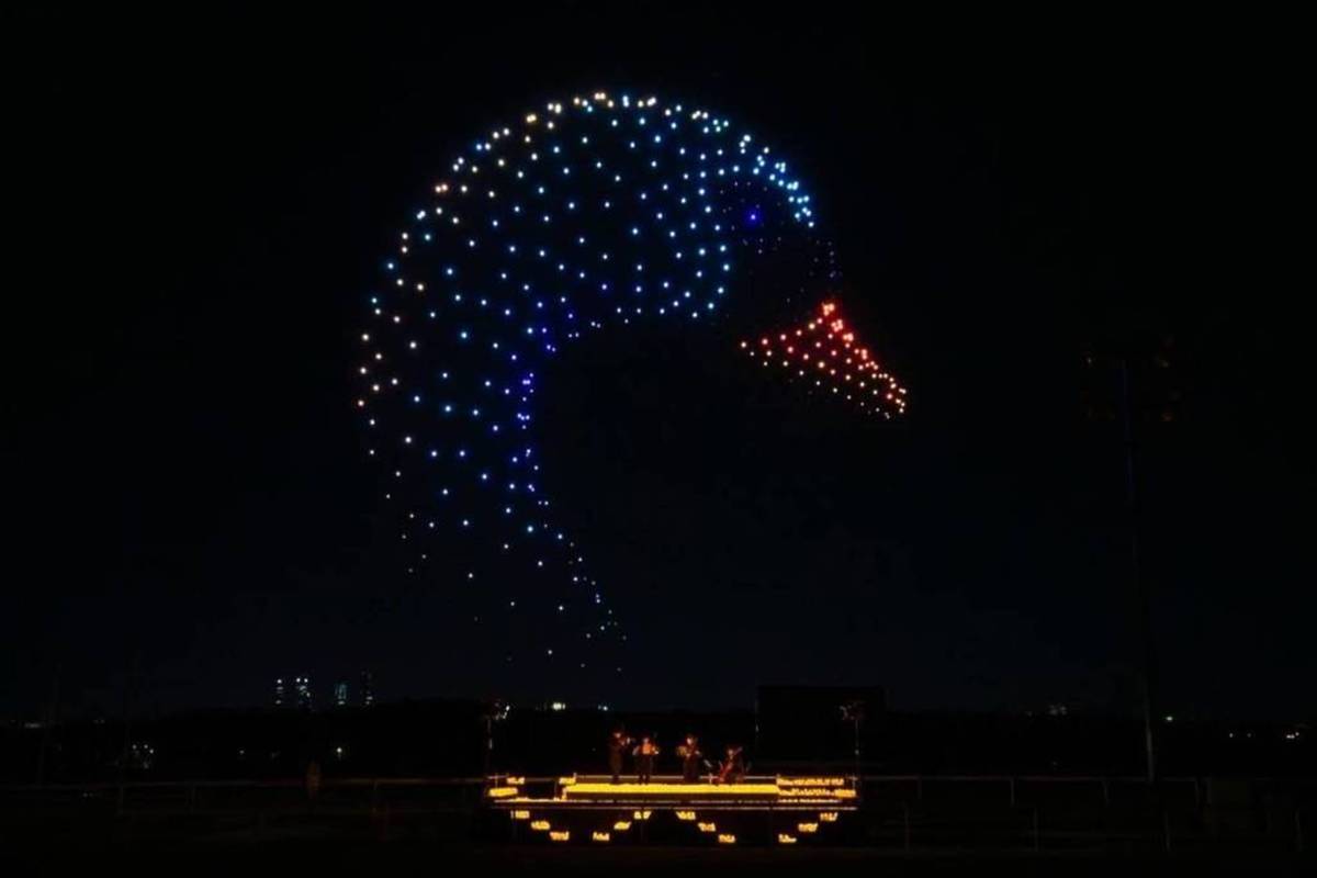 #France Le spectacle féerique de drones illumine le ciel de Paris