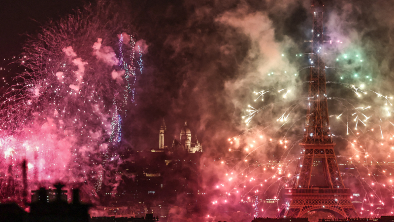 Les drones illuminent la Tour Eiffel lors de la Fête Nationale française