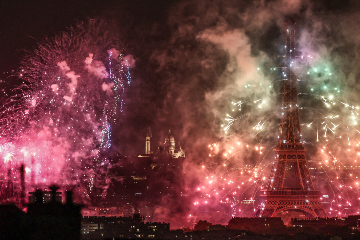Les drones illuminent la Tour Eiffel lors de la Fête Nationale française