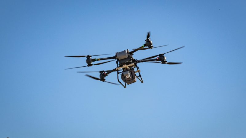 Les drones sur le front : apport de sang sur les champs de bataille grâce au système de parachute Air Drop de ParaZero