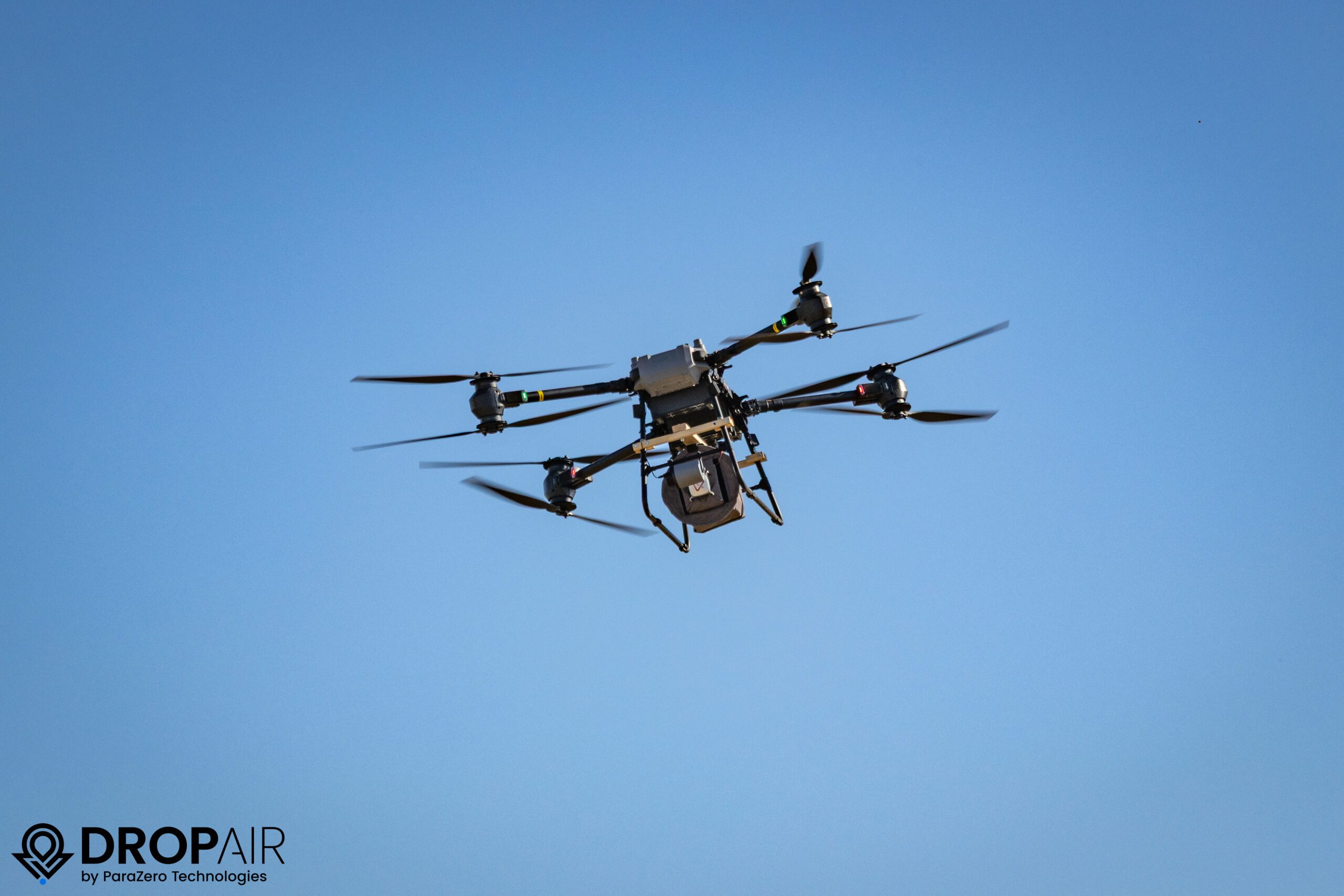 Les drones sur le front : apport de sang sur les champs de bataille grâce au système de parachute Air Drop de ParaZero