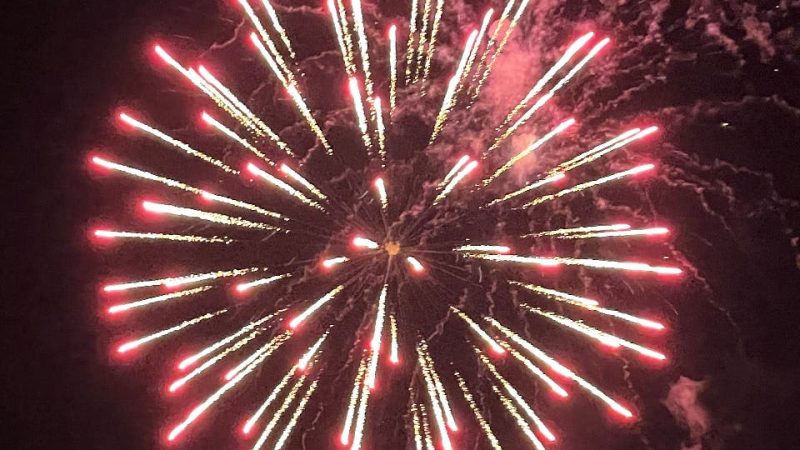 Les feux d&rsquo;artifice de l&rsquo;été illuminent le ciel alors que le spectacle de drones est annulé à New Hope
