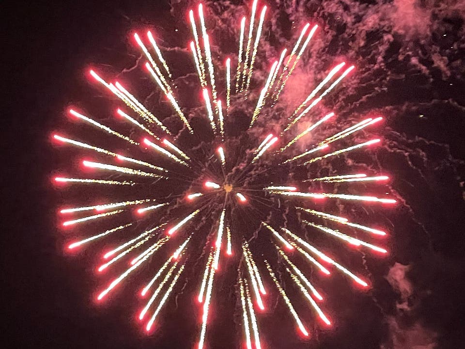 Les feux d&rsquo;artifice de l&rsquo;été illuminent le ciel alors que le spectacle de drones est annulé à New Hope