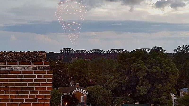 Lumières dans le ciel : le spectacle des drones à Metropolis illumine la nuit