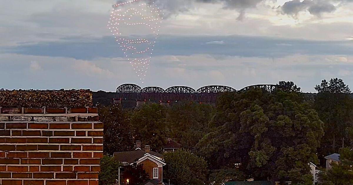 Lumières dans le ciel : le spectacle des drones à Metropolis illumine la nuit