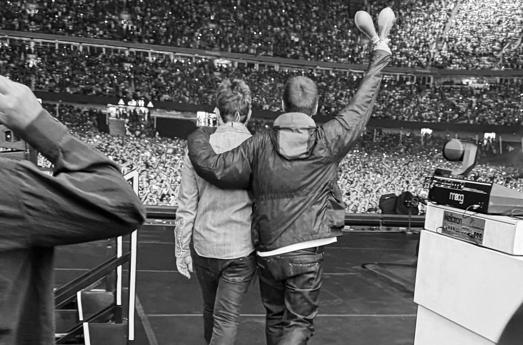 Oasis et les Drones : Un Concert Sous Surveillance à Manchester