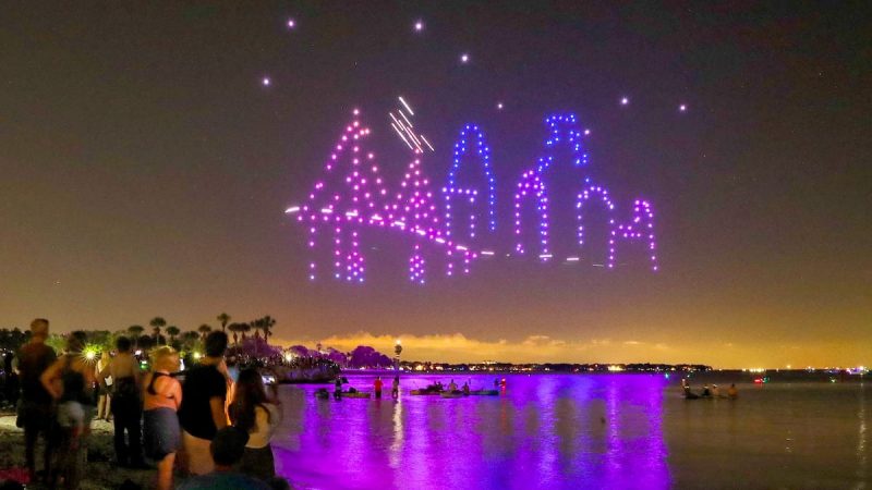Spectacle de drones illuminant le ciel de Tampa Bay pour la journée 727