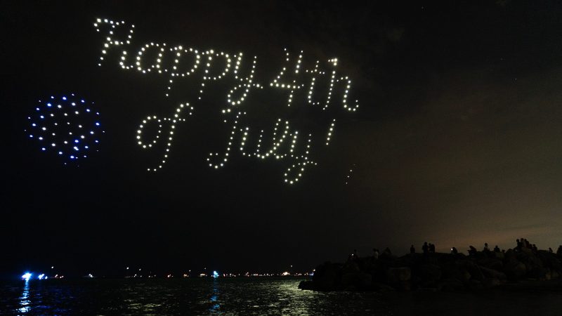 Spectacle lumineux inoubliable à McKinley Beach avec des drones