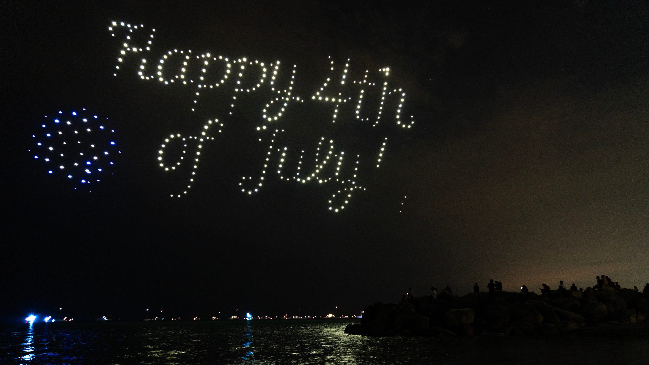 Spectacle lumineux inoubliable à McKinley Beach avec des drones