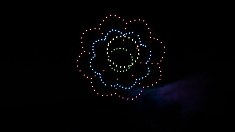 Spectacle nocturne éblouissant : 224 drones illuminent le ciel de La Machine