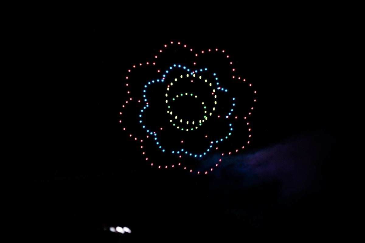 Spectacle nocturne éblouissant : 224 drones illuminent le ciel de La Machine