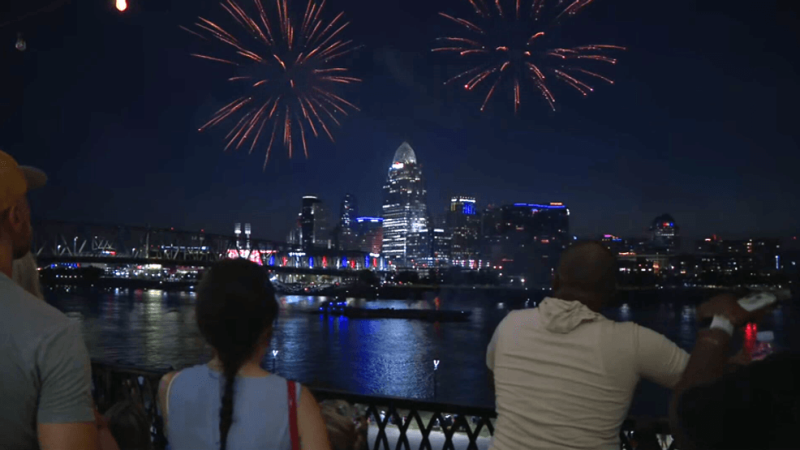 Un Spectacle de Drones et Feux d&rsquo;Artifice Éclaire le Ciel en Prélude au Jour de l&rsquo;Indépendance