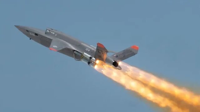 Une percée significative dans le domaine des drones de combat : les drones XQ-58A pilotés par des pilotes de F-15 et F-16