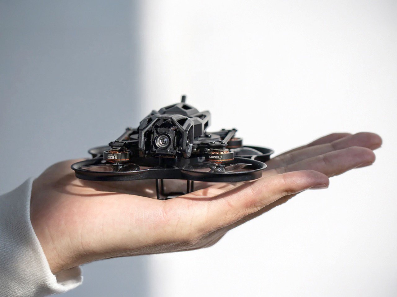 Découverte du Nano Drone FPV : légèreté et performance en un seul appareil
