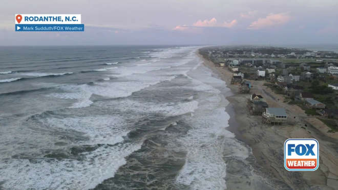Des vagues géantes filmées par drone en Caroline du Nord lors de l&rsquo;ouragan Erin