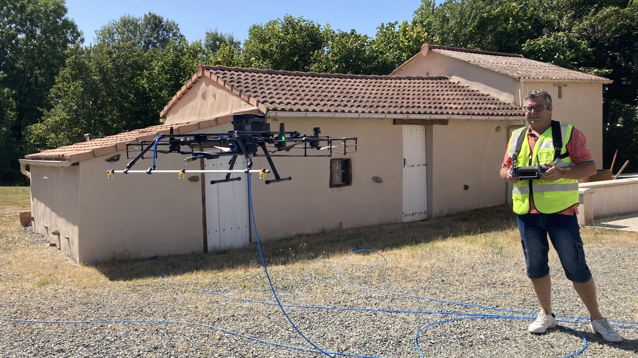 France : Une entreprise innovante de démoussage de toitures et façades par drone