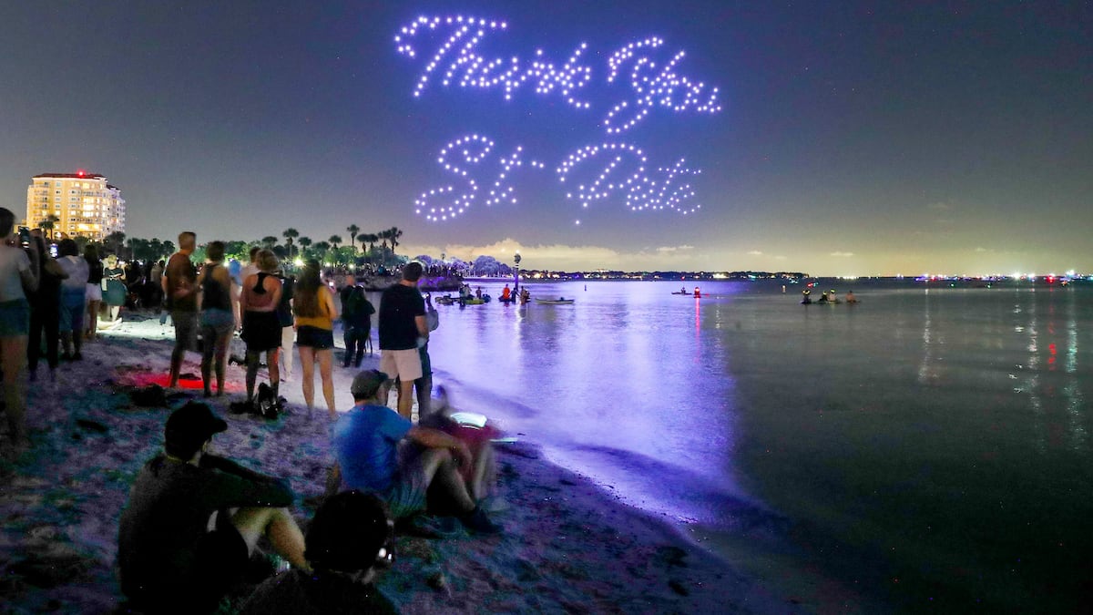 Le spectacle de drones lumineux au St. Pete Pier réprogrammé