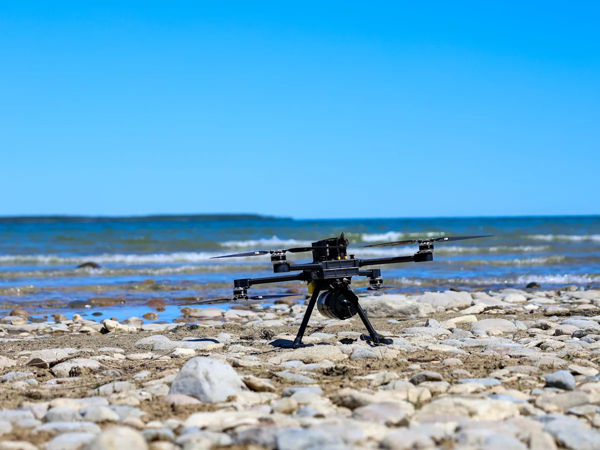 Les États-Unis testent de nouveaux drones à fibres optiques anti-brouillage