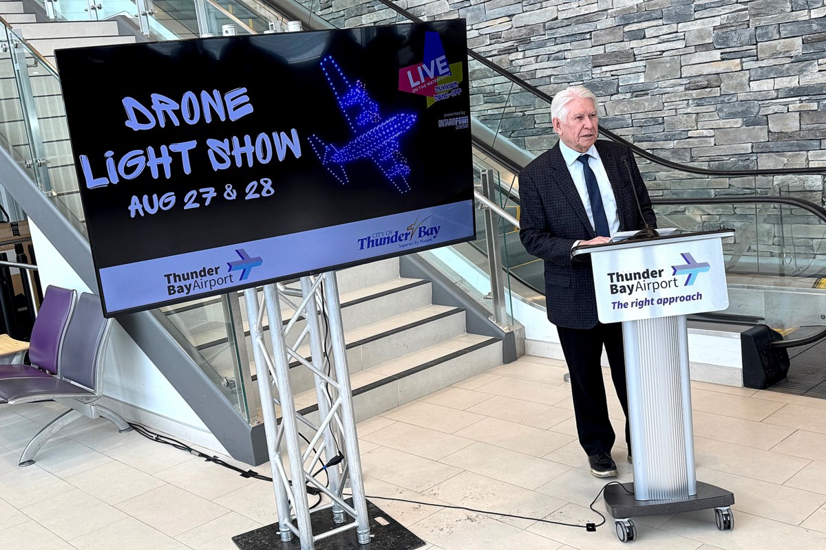 Les drones illuminent le ciel de la ville