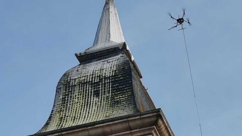 Nettoyage innovant de toitures par drone et cordistes en France