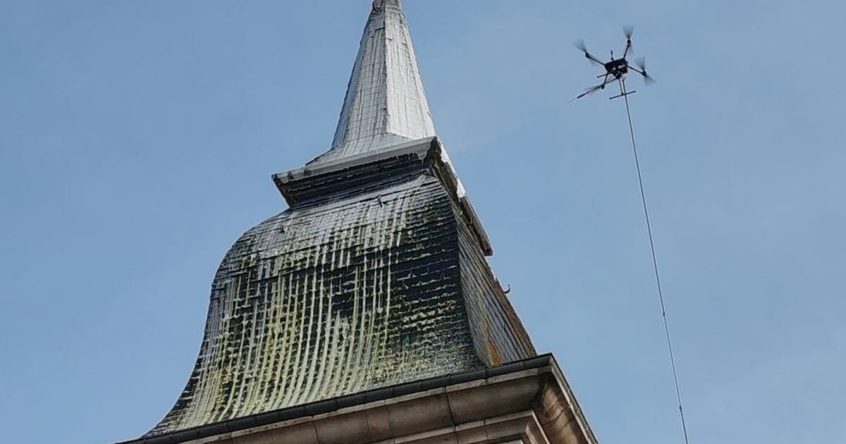 Nettoyage innovant de toitures par drone et cordistes en France