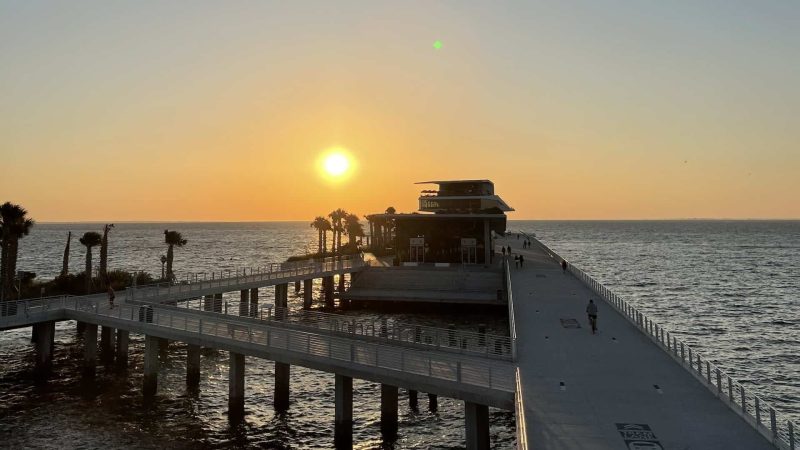 Saint-Pétersbourg : un spectacle de drones illumine le nouveau Pier