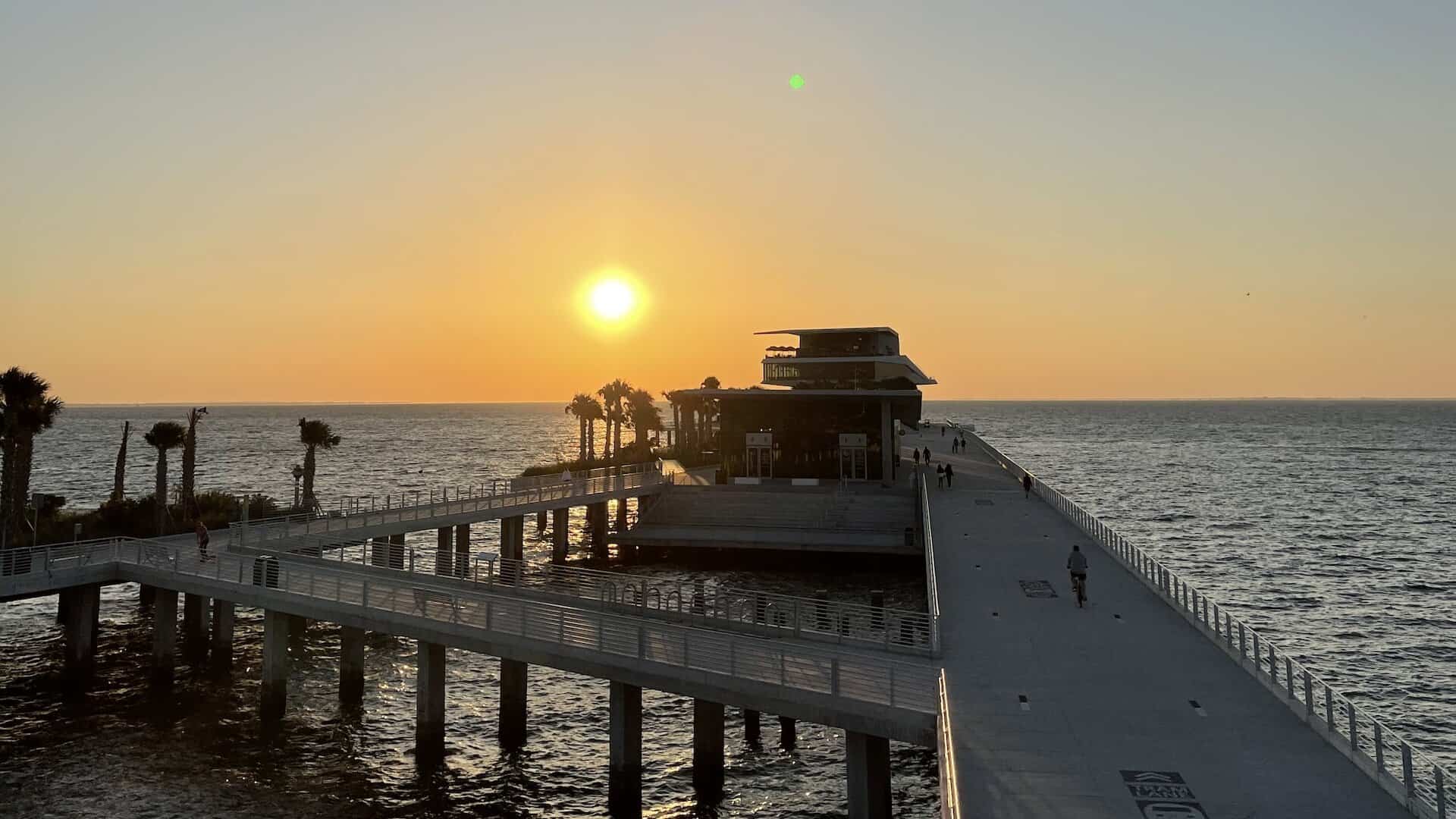 Saint-Pétersbourg : un spectacle de drones illumine le nouveau Pier