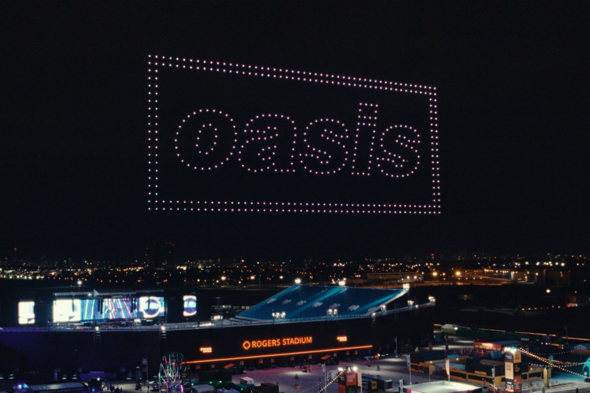 Spectacle de Lumière à Toronto : Quand les Drones Captivent le Ciel
