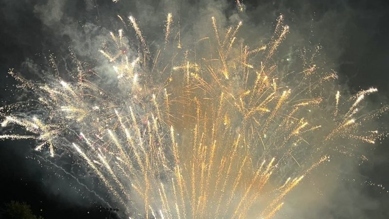 Spectacle de drones éblouit lors de la Nuit Nationale à Horsham