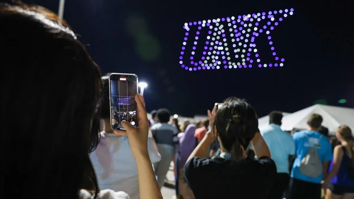 Spectacle de rentrée à l&rsquo;UNK : Un ciel illuminé par un ballet de drones